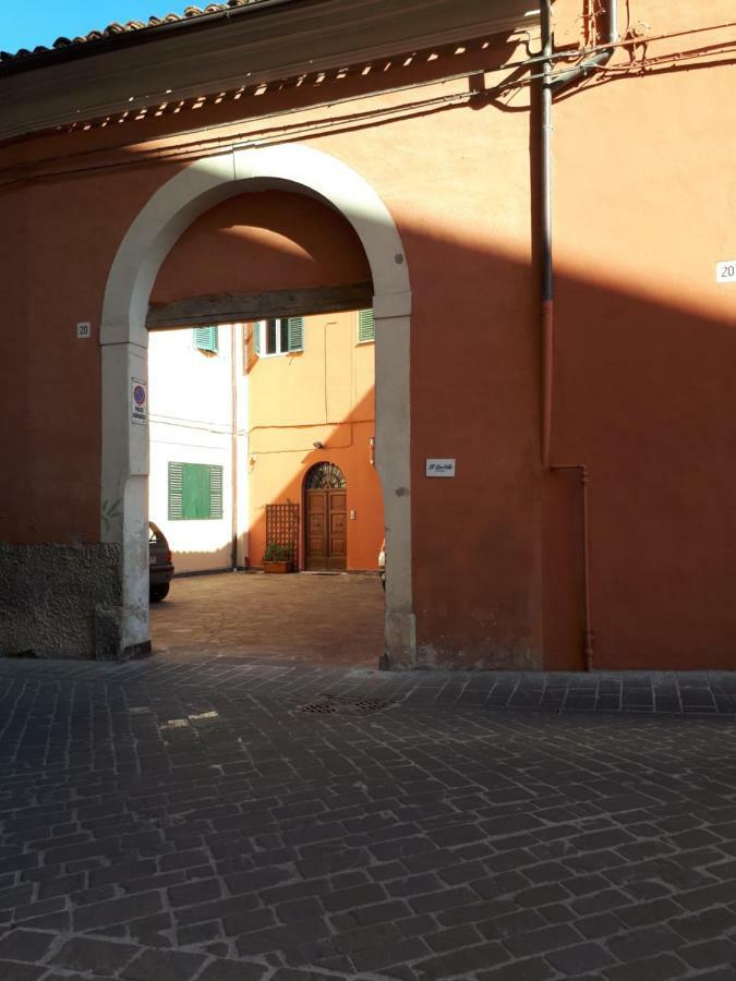 Отель Il Cortile Ези Экстерьер фото